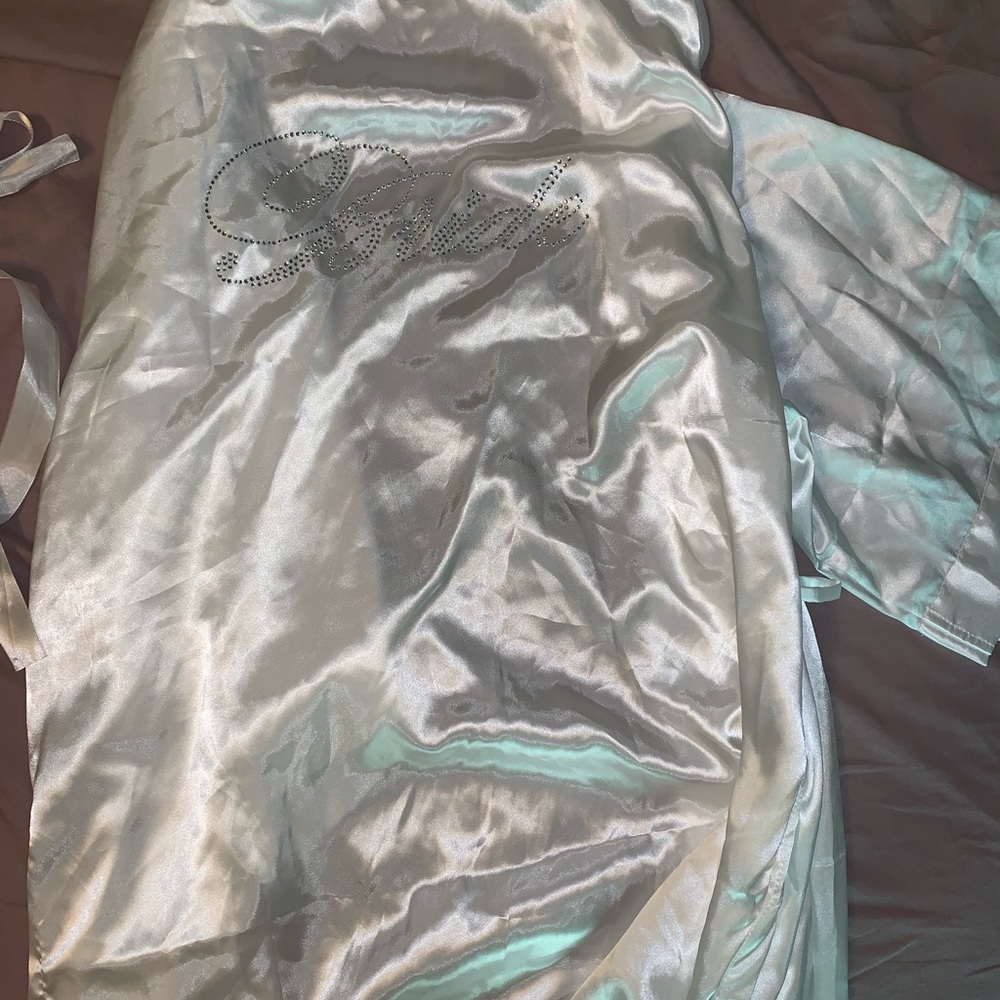Bride robe - Picture 2 of 3